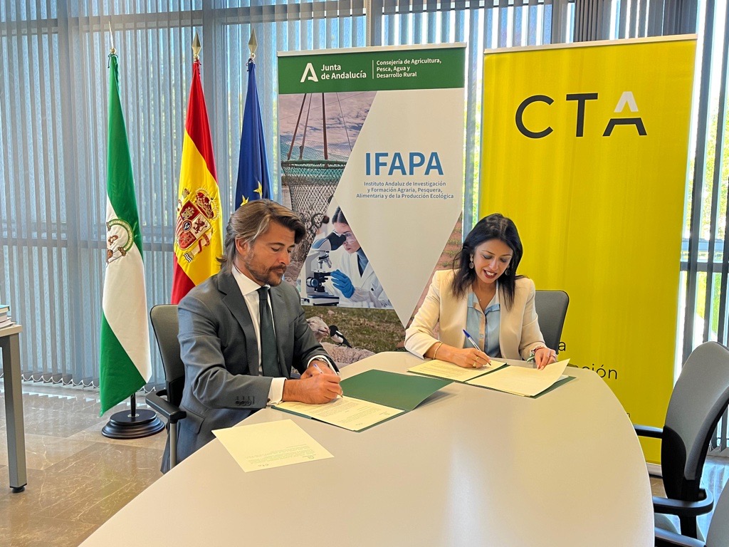 Beltrán Pérez (CTA) y Marta Bosquet (Ifapa) firman un acuerdo de colaboración.